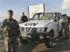Des soldats libanais montent la garde près d'un véhicule de l'UNIFIL, qui a été endommagé suite à une attaque à la bombe