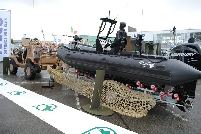 Sillinger, designer and manufacturer of foldable and semi-rigid boats showcased the 580 RIB UM with a Panhard VAP to demonstrate the types of missions the boat is able to fullfil: Namely special operations and reconaissance missions. 