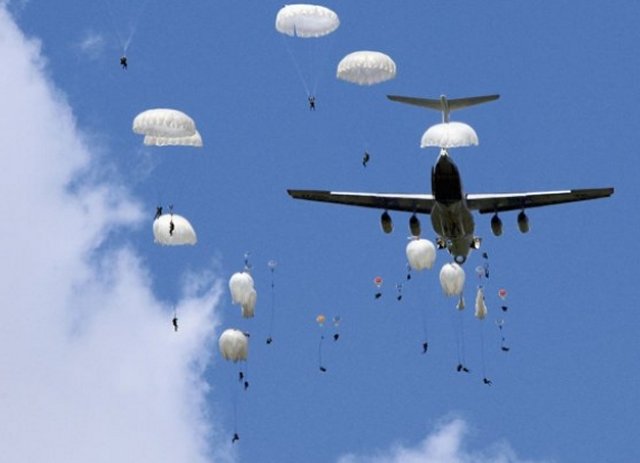 Paratroopers of CSTO s rapid deployement forces conduct drills near North Pole 640 001