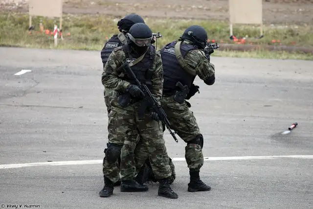 Special forces soldiers of several Russian security agencies have received unique futuristic combat gears. The special equipment kit (SEK) comprises several layers of clothing to withstand harsh weather conditions. Also the SEK includes bulletproof load bearing vests, backpacks, knee pads and a few dozen uniform items. The kit has been developed and manufactured by the 5,45Design Company in the framework of the ALLMulticam project, writes the daily Izvestia.