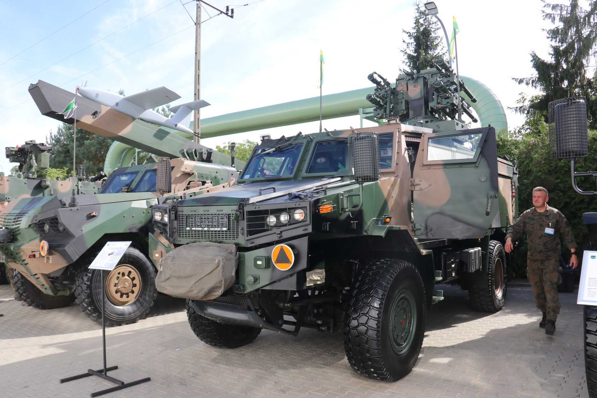 The Poprad is a Polish 4×4 VSHORAD vehicle carrying four ready-to-fire Grom or Piorun infrared-guided missiles, plus four reloads, to engage aircraft, helicopters, and UAVs at up to 6.5 km in range and 4 km in altitude. (Picture source: Army Recognition)