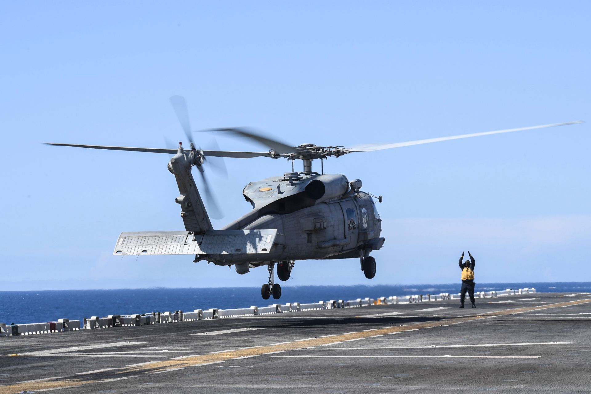 An MH-60R Seahawk assigned to Helicopter Maritime Strike Squadron 37 launches from USS Boxer (LHD 4) during flight deck operations in the eastern Pacific Ocean on March 20, 2019 (Picture source: US DoD)