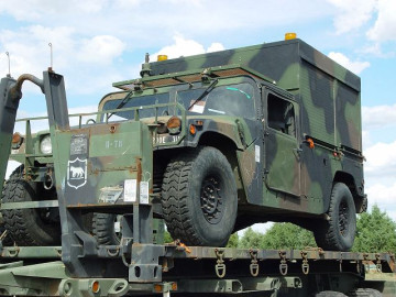 Click to enlarge image M1097A2_HMMWV_Humvee_heavy_shelter_carrier_United_States_American_US_Army_AM_General_001.jpg