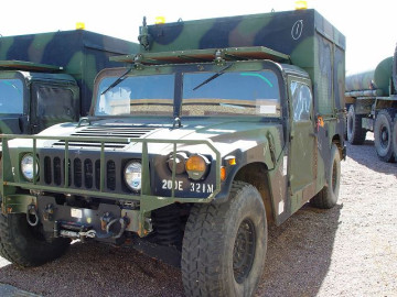 Click to enlarge image M1097A2_HMMWV_Humvee_heavy_shelter_carrier_United_States_American_US_Army_AM_General_010.jpg