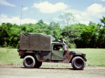Click to enlarge image M1097A2_HMMWV_Humvee_heavy_shelter_carrier_United_States_American_US_Army_AM_General_014.jpg
