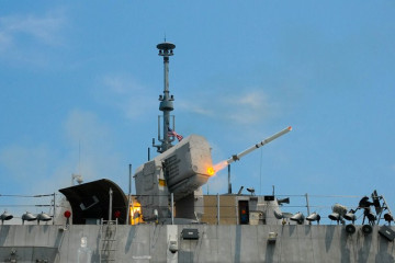 Click to enlarge image us_navy_littoral_combat_ship_lcs1-freedom_firing_rim116_ram_10.jpg