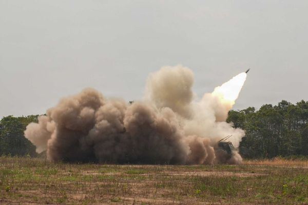 During Super Garuda Shield 2026, U.S. and Indonesian forces completed a combined live-fire exercise that included M142 HIMARS, Astros II, and RM-70 Vampire rocket launchers, with Apache helicopters and F-16 fighters through the Next Generation Command and Control (NGC2) network. (Picture source: US DoD)
