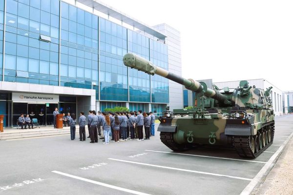 The K9PL keeps the K9's firepower but adds Polish digital command systems, stronger crew protection, and technology transfer that make it easier to operate, maintain, and produce in Poland. (Picture source: X/Hanwha Aerospace)