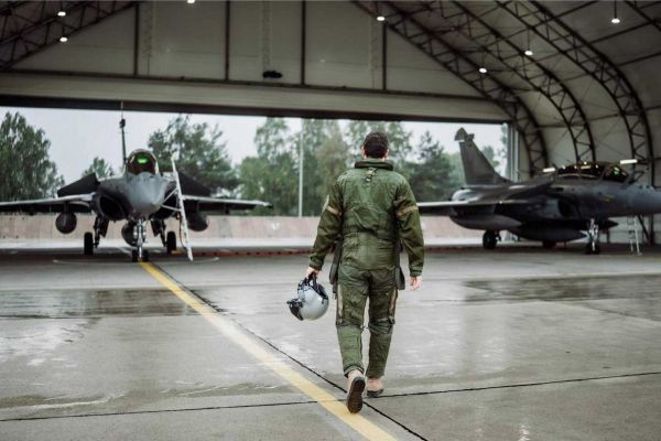 French Rafale fighters take part in an Agile Combat Employment exercise in Poland, testing the rapid dispersal of aircraft, personnel, and support equipment to sustain air operations under missile and drone threat on NATO’s eastern flank.
