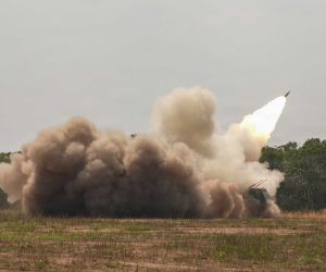 During Super Garuda Shield 2026, U.S. and Indonesian forces completed a combined live-fire exercise that included M142 HIMARS, Astros II, and RM-70 Vampire rocket launchers, with Apache helicopters and F-16 fighters through the Next Generation Command and Control (NGC2) network. (Picture source: US DoD)