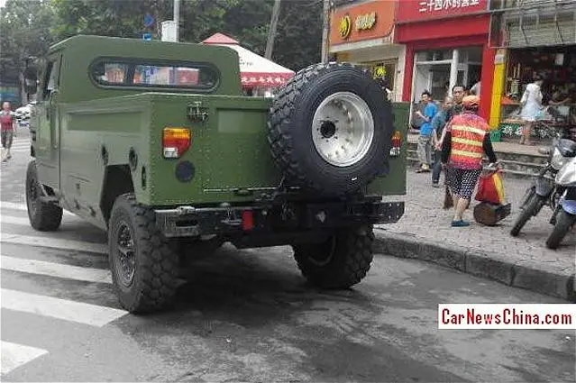 According the website carnewschina.com, Chinese army has unveiled a new variant of the famous Dongfeng EQ2050 Brave Soldier configured in personnel carrier vehicle. The EQ2050 is based on an imported AM General Hummer H1 chassis.