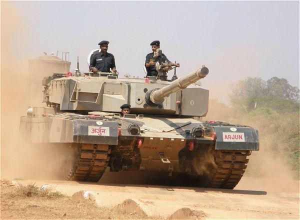 Le char de combat indien de fabrication locale Arjun a été déployé le long de la frontière avec le Pakistan à Jaisalmer. Cette action a été réalisée par le 75° régiment de Jaisalmer, l’événement marquait également le remplacement officiel des vieux chars de fabrication russe T-55.