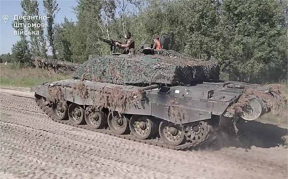 Ukrainian Paratroopers Explain Combat Capabilities of British Challenger 2 MBT in Face of Russian Tanks 925 002