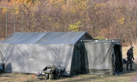 The Utilis SM shelters are composed of an external aluminum frame and a PVC canvas. The canvas is pulled up inside the structure thanks to an efficient system of straps and ropes. The shelter benefits from an innovative rapid deployment system, which is carried out in less than 2 minutes with 2 people. Its ease and speed are a key advantage and these have been used for a wide array of applications from entrance vestibules to vehicle-deployable rest shelters. Neither tools nor energy sources are necessary for the deployment therefore maintenance needs are minimized on field.