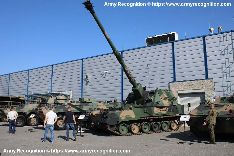 KRAB 155mm self propelled howitzer on tracked chassis Poland 925 001