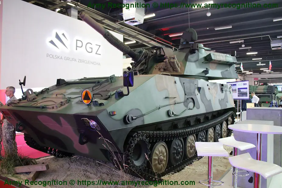 HSW RAK 120mm mortar system mounted on tracked chassis MSPO 2019 defense exhibition Poland 925 001