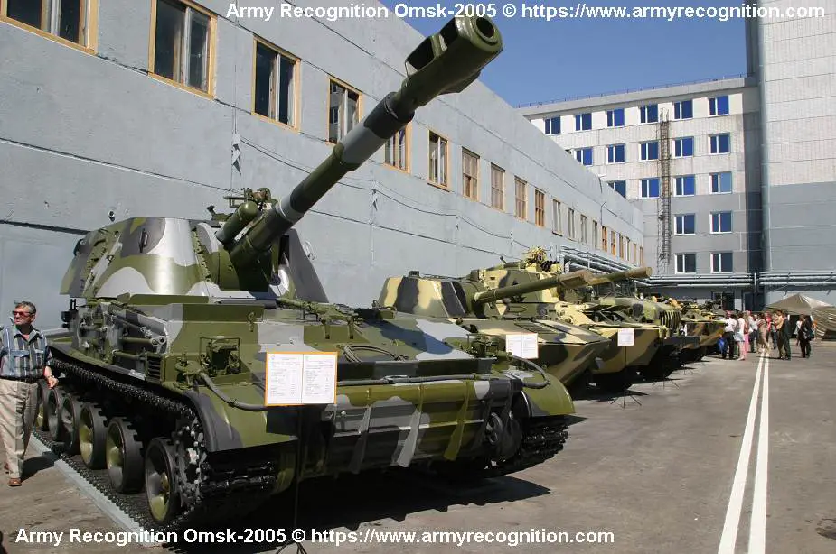 2S3 Akatsiya 152mm tracled self propelled howitzer Russia 925 001