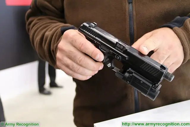 At Army 2016, Kalashnikov unveils its new semi-automatic pistol PL-15. It is a 9mm pistol with a weight of less than 1 kg and a frame made in aluminum. 