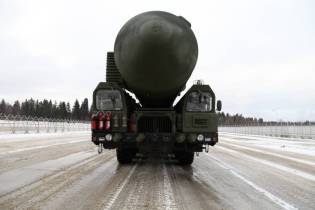 Topol M SS 27 Stalin RS 12M2 RT 2PM2 ICBM Intercontinental Ballistic Missile Russia front view 001