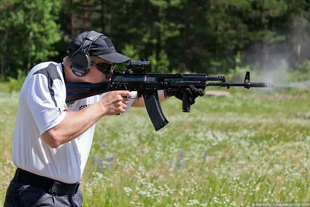 The new Russian-made AK-12 assault rifle retains the overall layout and features of the AK-74, in service with the Russian Army since the 1970s, but has minor modifications and ergonomic changes. 