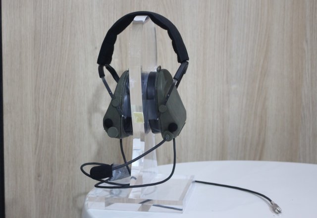 The French company ELNO presented HOPLITE at SOFINS 2017, its new headset dedicated to special forces. HOPLITE combines an active noise attenuation system and a digital noise reduction for a more comfortable use in operations, and its 3D TalkThrough system provides a 3 dimensional perception of the user's environment.