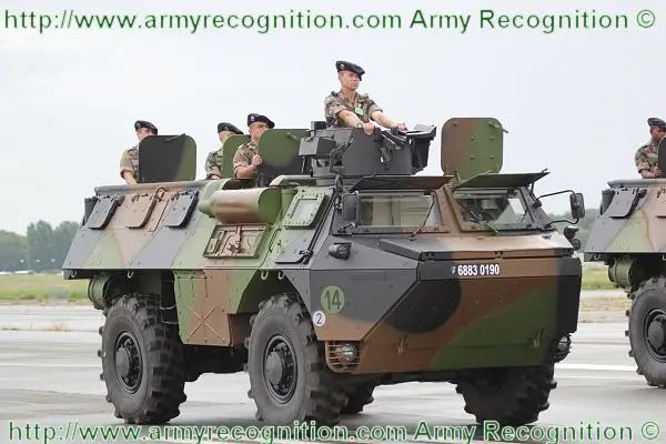 The Scorpion program includes several projects of modernization of the equipment and vehicles of the French Army of which the EBM (Medium armoured vehicle). Substitute of the VAB (wheeled armoured personnel carrier of the French Army-), his service entrance should intervene about 2020. The EBM would associate two vehicles, one of 10 tons and the other of 20 tons. The Army estimates to need 2.000 vehicles, to a million Euros part, to replace its 3.500 VAB.