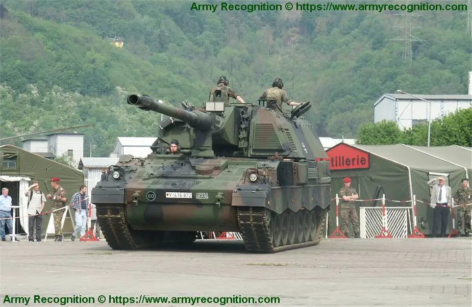 PzH 2000 155mm self propelled howitzer tracked armored KMW Germany German army 925 001