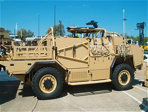 Le Jackal 1 4x4 est un véhicule à roues conçu pour des missions de patrouille. Il a été acheté par le Ministère de la défense britannique dans le cadre du programme UOR (Urgent Operational Requirement) pour l’Irak et l’Afghanistan. Il est capable d’effectuer des missions de patrouille en profondeur et de reconnaissance. Contrairement a ce qui a été annoncé, le Jackal ne va pas remplacer la jeep légère Land Rover, mais simplement complété l’arsenal des troupes britanniques déployées sur les théâtres d’opérations. Le Jackal 1 est construit par la société britannique Babcock Marine, sur base de la conception, réalisée par la société britannique Supacat. En comparaison des autres véhicules utilisés par l’armée britannique, le Jackal 1 est un véhicule tactique qui offre une plus grande puissance de feu, de chargement, de mobilité et d’autonomie. Le Ministère de la Défense Britannique a acheté 130 MWMIK/Jackal 1 pour renforcer les troupes britanniques déployés en Iraq et en Afghanistan, qui utilisaient les véhicules légers à roues Land Rover.