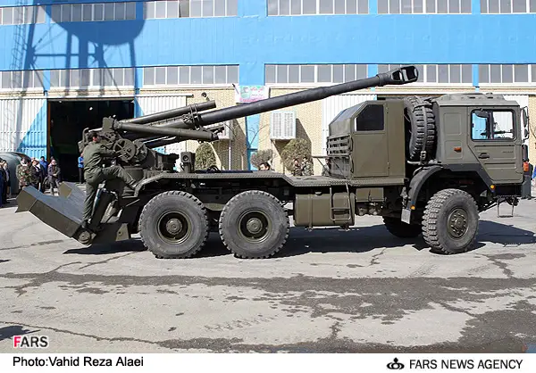Les industries de défense iraniennes ont dévoilé ce dimanche 06 février 2011, un nouveau obusier automoteur à roues 155 mm d’artillerie de fabrication locale. Le nouveau système d’artillerie a été présenté lors d’une cérémonie organisée par les industriels iraniens en présence du Ministre iranien de la défense, le général de brigade Ahmad Vahidi. 