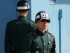 La tension entre les deux Corées ne retombe pas. Un bateau de pêche sud-coréen, le Daesung 55, a été capturé ce week-end par Pyongyang. Il naviguait semble-t-il près de la zone économique exclusive de la Corée du Nord. A son bord, 7 marins: 4 Sud-Coréens et 3 Chinois. Séoul affirme ne pas avoir été contacté par Pyongyang sur cet incident. Mais ce matin le porte-parole du ministère de l’Unification a demandé que la libération du bateau et de son équipage se fasse le plus rapidement possible, au nom du respect du droit international. Ce n’est pas la première fois qu’un bateau de pêche sud-coréen est saisi par le Nord, mais ce dernier épisode intervient en pleines manoeuvres navales de la Corée du Sud. Des manoeuvres qui doivent tenir lieu d’avertissement à la Corée du Nord. Celle-ci est en effet accusée par Séoul d’avoir torpillé une corvette sud-coréenne le 26 mars dernier. Attaque qui avait coûté la vie à 46 marins sud-coréens.