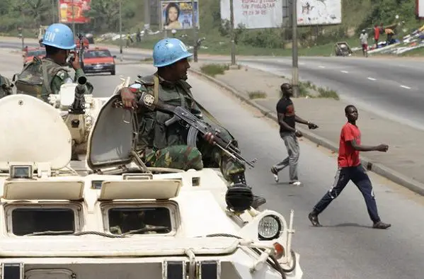 Les responsables militaires de la mission de l’ONU en Côte d’Ivoire ont demandé des renforts supplémentaire, dans le cadre de la situation difficile dans le pays, après les élections. L’ONU va envoyer 2.000 soldats supplémentaires dans le pays, où règne toujours la confusion concernant la direction du pays entre Laurent Gbagbo et Ouattara. 