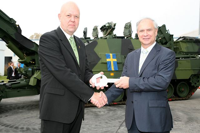 Rheinmetall Defence has handed over the first “Kodiak” AEV 3 S armoured engineering vehicle to the Swedish armed forces procurement agency (FMV, Försvarets Materiel Verk). At an official ceremony in Kiel, Harald Westermann, Member of the Executive Board of Rheinmetall Landsysteme GmbH of Kiel, presented the symbolic vehicle keys to Stefan Grann, Head of Vehicles and Engineering Equipment Office at FMV (Swedish Defence Materiel Administration).