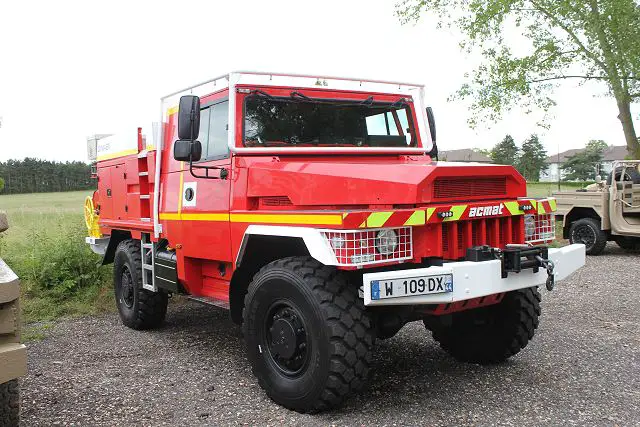 VLRA CCF: this Forest Fire Tender is designed to attack fires in their early stages, thanks to its mobility and small size. This rugged vehicle is being presented in its Penetrating Forest Fire version with rear reel, and is available with two water capacities: 2400 L or 3000 L