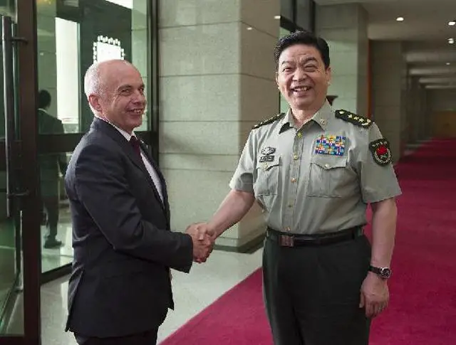 Chinese Defense Minister Chang Wanquan met with Swiss President Ueli Maurer on Thursday to discuss improving cooperation between the two countries' militaries. Chang, also a state councilor, said that with China and Switzerland maintaining high-level military contacts, institutionalized exchanges and specific cooperation between the two militaries have developed smoothly.