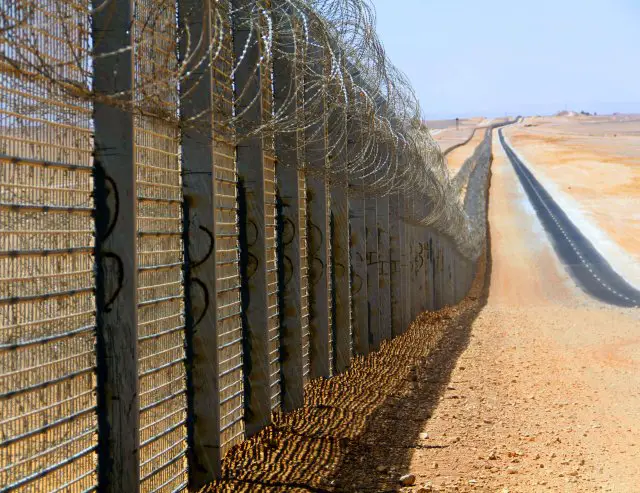Jordan erecting barrier on border with Syria and Iraq to stop Islamic State fighters 640 001
