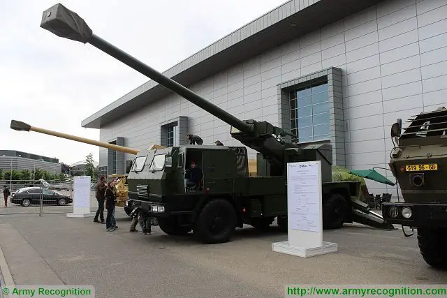 New EVA 6x6 155mm self-propelled howitzer unveiled by Slovak Defence Minister at IDET 2015 640 001