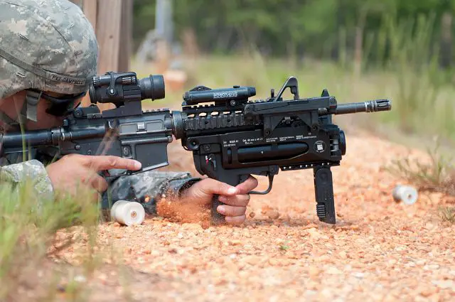 US_soldiers_began_training_with_new_M320A1_40mm_grenade_launcher_attached_to_M4_rifle_640_002.jpg