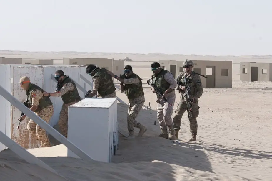 US soldiers with Kuwaiti troops conduct joint air assault exercise 925 002
