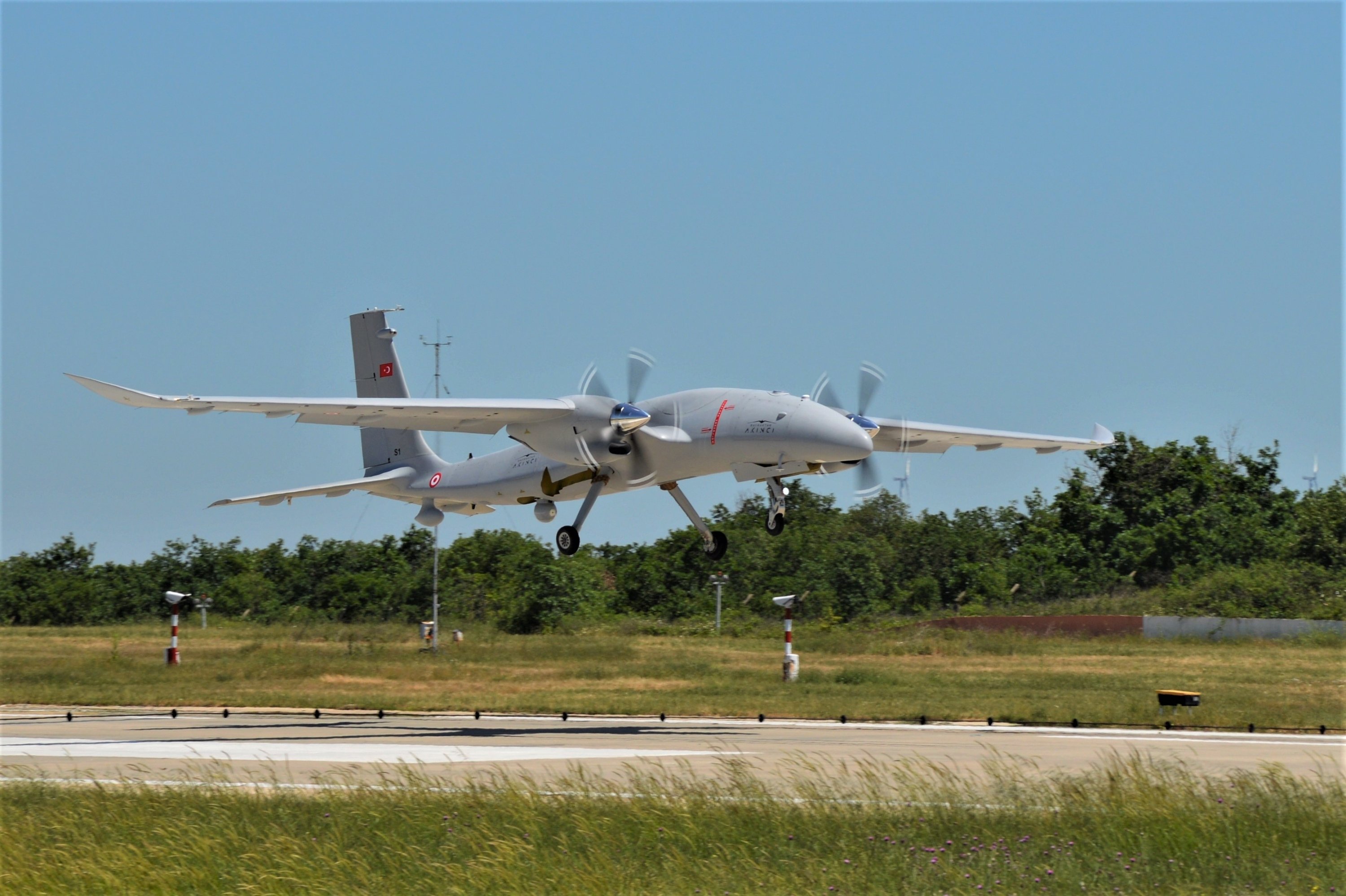 Mass produced Baykar Akıncı combat drone makes succesfull fist test flight