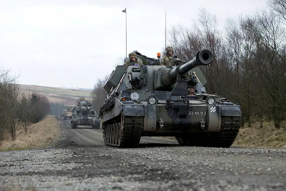 Ukrainian soldiers arrived in UK to be trained on AS90 155mm self propelled howitzers 925 002