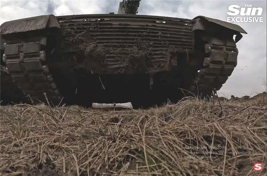 Ukrainian Soldiers Enhance Challenger 2 Tanks Protection Against Russian Threats 925 002