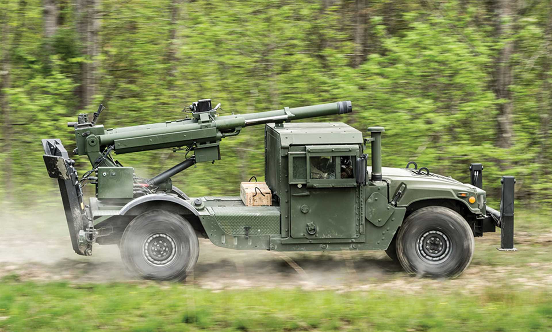 The Hawkeye's maximum rate of fire is listed as 8 rounds per minute for three minutes, with a sustained rate of 3 rounds per minute, while the maximum range reaches 11.6 km using Charge 7 and up to 19.5 km with rocket-assisted projectiles. (Picture source: AM General)