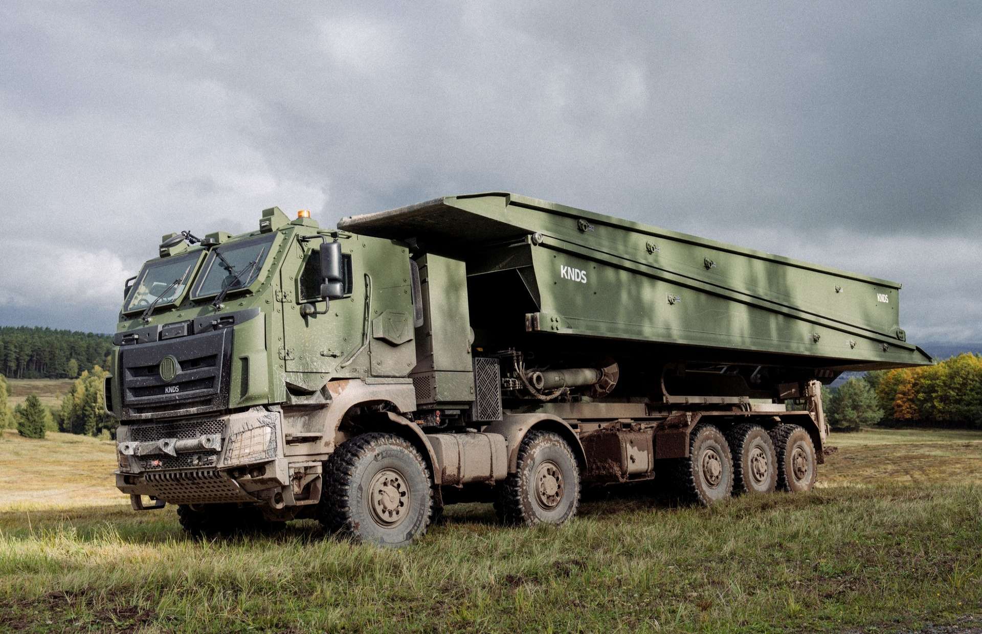 Denmark’s new Leguan bridge layer on the Tatra 10x10 deploys 26 metre or dual 14 metre MLC 80 bridges in minutes, using an automated hydraulic system and an armored, highly mobile carrier capable of supporting heavy armor and wheeled combat units during rapid gap crossing operations (Picture source: KNDS).