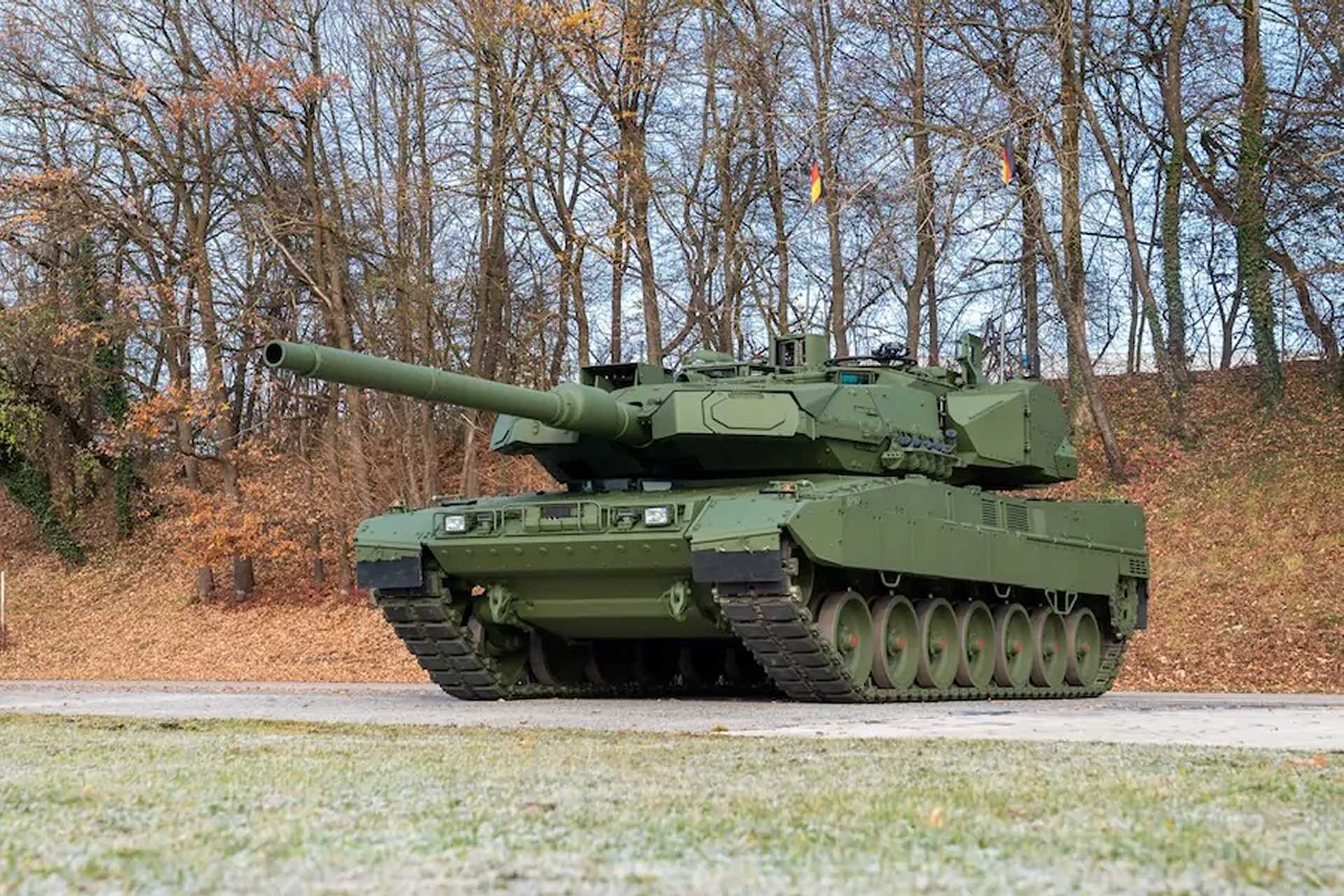 The Leopard 2A8 possesses an improved 120 mm/L55 A1 smoothbore gun able to fire programmable munitions, such as the DM11, against targets including lightly armored vehicles, infantry, and fortifications. (Picture source: KNDS Deutschland)