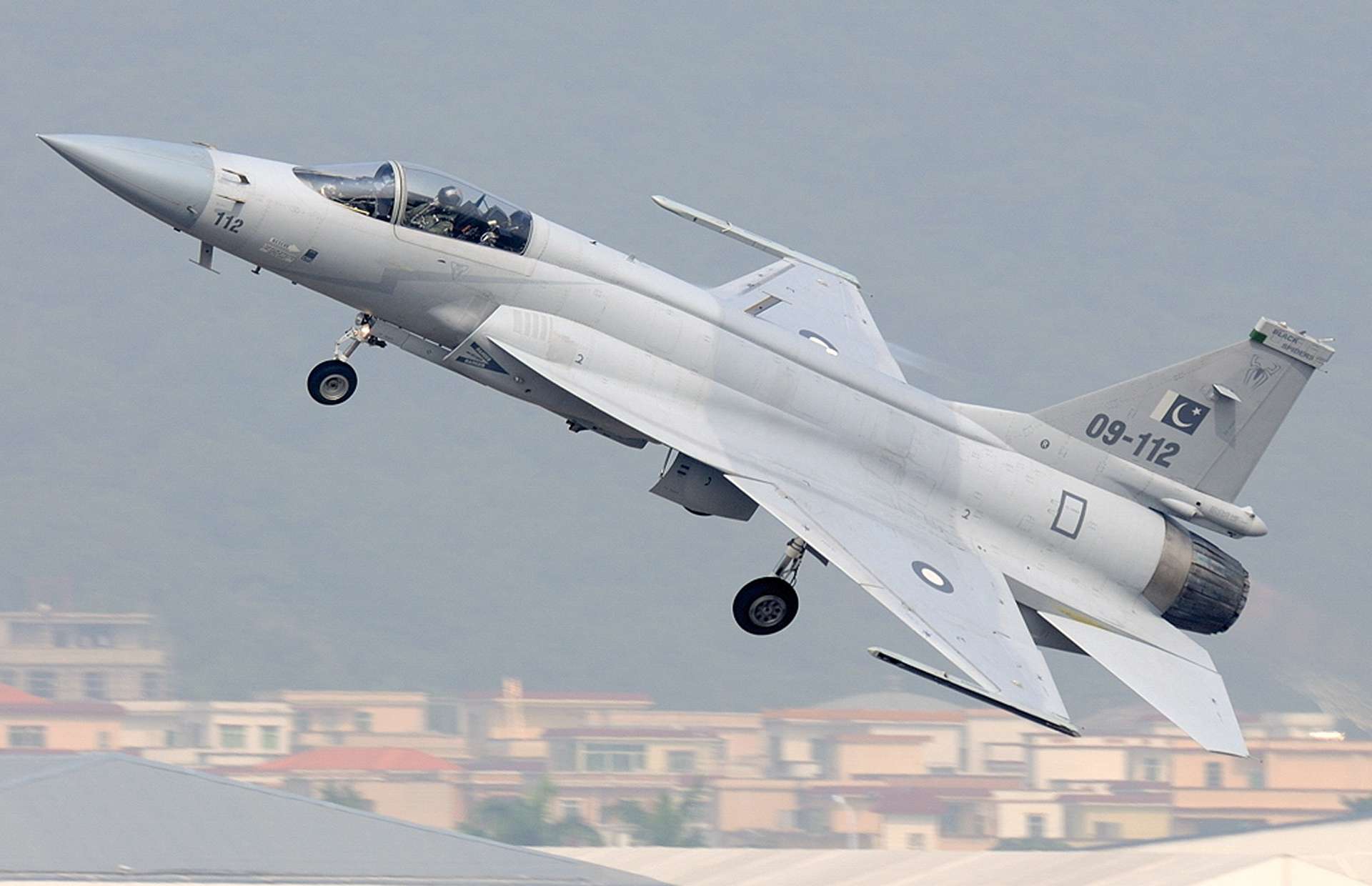 Pakistan’s JF-17 multirole fighter stands at the center of a more than $4 billion arms deal with Libya’s eastern-based Libyan National Army, marking a rare South to South defense agreement aimed at rebuilding combat airpower, securing oil infrastructure, and strengthening Khalifa Haftar’s military leverage despite the UN arms embargo (Picture source: Shimin Gu - JetPhotos).