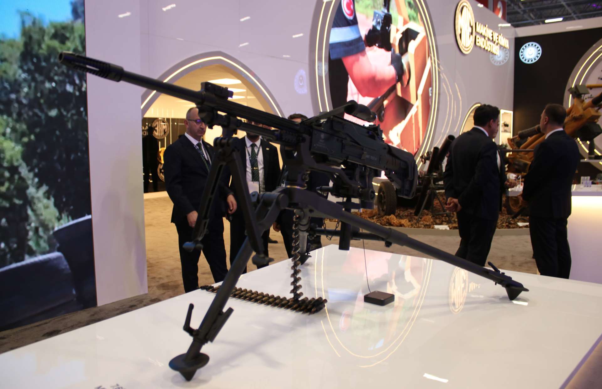 MKE’s 8 kg MMT is a 7.62x51 NATO belt-fed machine gun with a quick-change barrel, adjustable gas, and optic rail, delivering sustained suppressive fire to about 1,000 m (Picture source: Army Recognition Group).