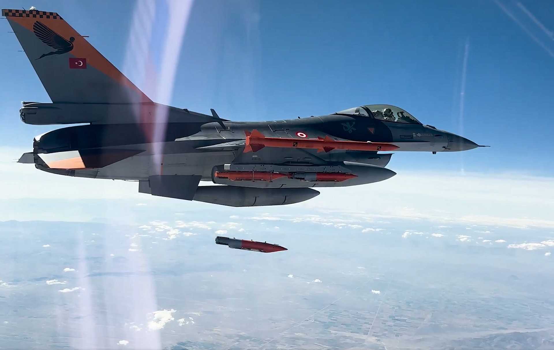 Aselsan’s Tolun precision-guided munition seen moments after separation from a Turkish Air Force F-16 fighter jet during its first documented air-to-surface test, December 27, 2025. The trial marks a major milestone in Turkey’s effort to field indigenous standoff weapons capable of penetrating fortified targets with high accuracy.