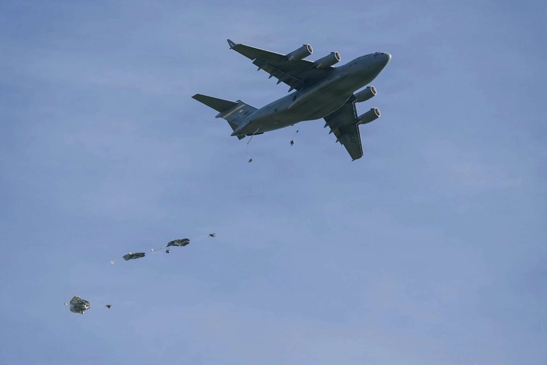 A newly released photo of 11th Airborne Division paratroopers jumping from a C-17 over Hawaii offers a rare look at how the United States is refining rapid deployment skills for Pacific missions and crisis planning tied to rising tensions with Venezuela (Picture Source: DVIDS)