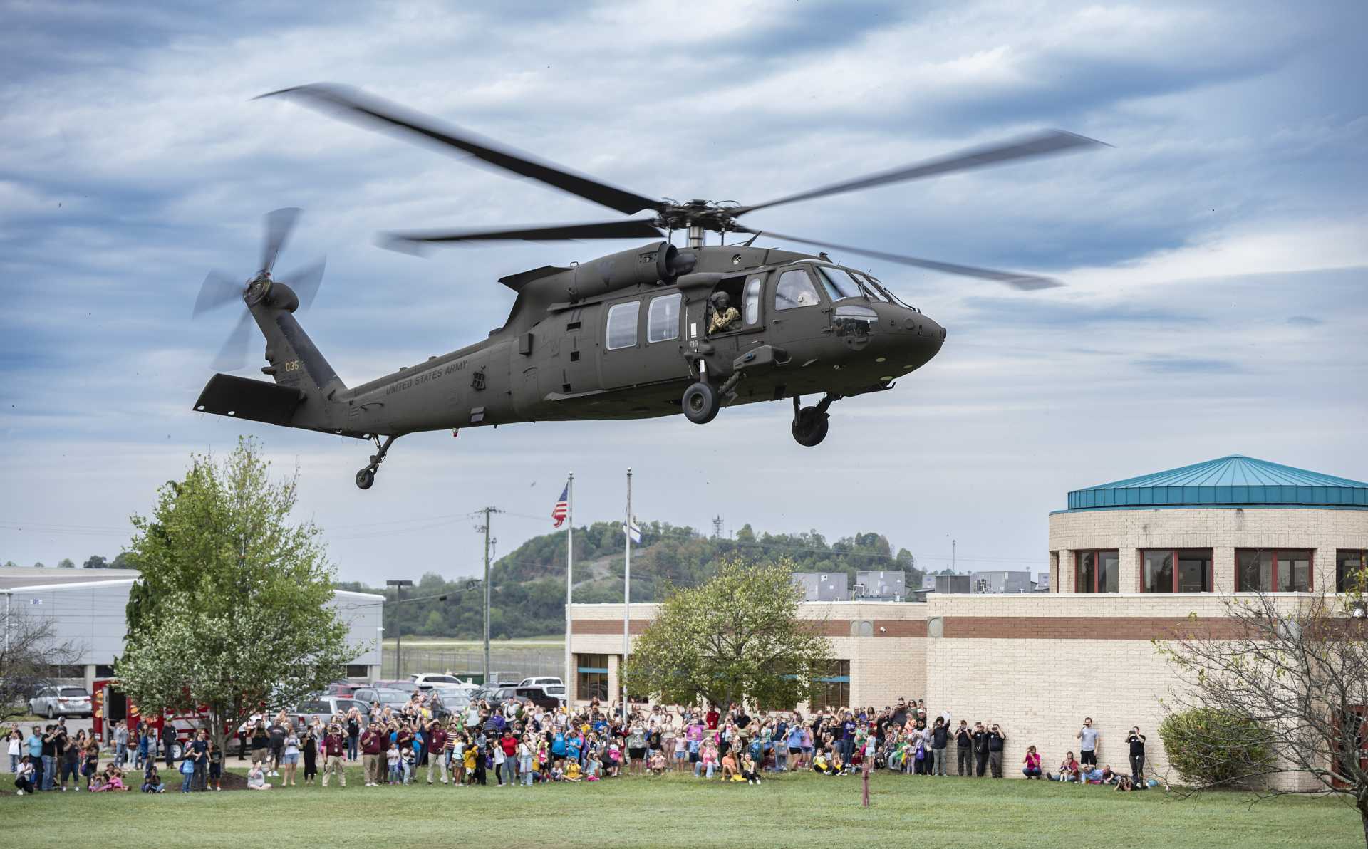 This RFI could involve about 12 to 24 Black Hawk helicopters per year and per company, with the possibility of adding HH-60M units and incorporating foreign partner channels such as FMS (Foreign Military Sales) and BEST. (Picture source: U.S. DoD)