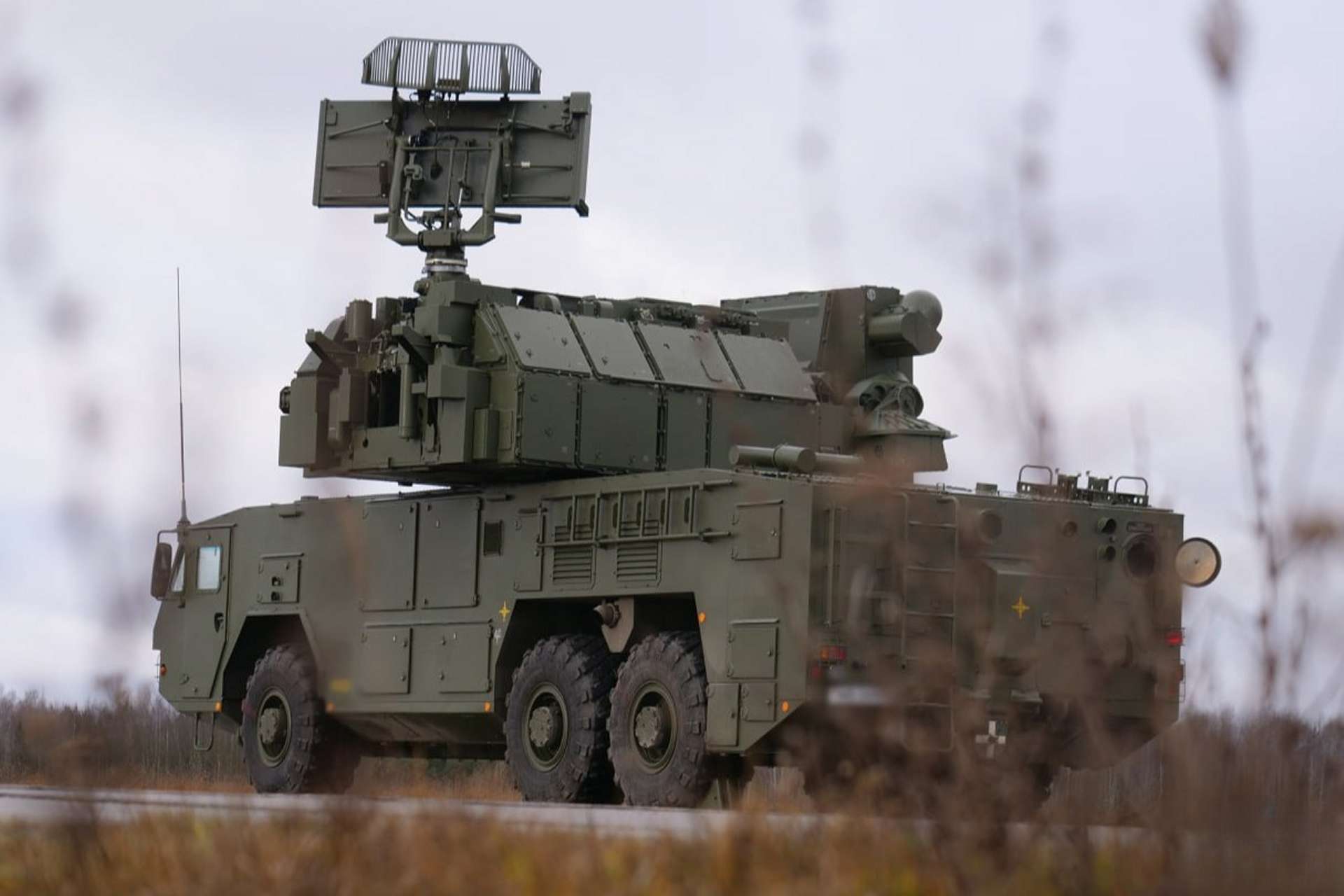 The newly delivered Tor M2K is a highly mobile short-range air defense system that uses a fast-rotating phased array radar and sixteen ready-to-fire missiles to track and intercept low-flying drones, cruise missiles, and precision-guided threats in complex environments (Picture Source: Belarusian MoD)